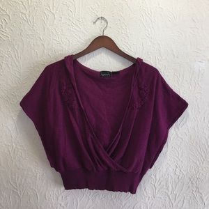 Sleeveless crop top sweater with hood