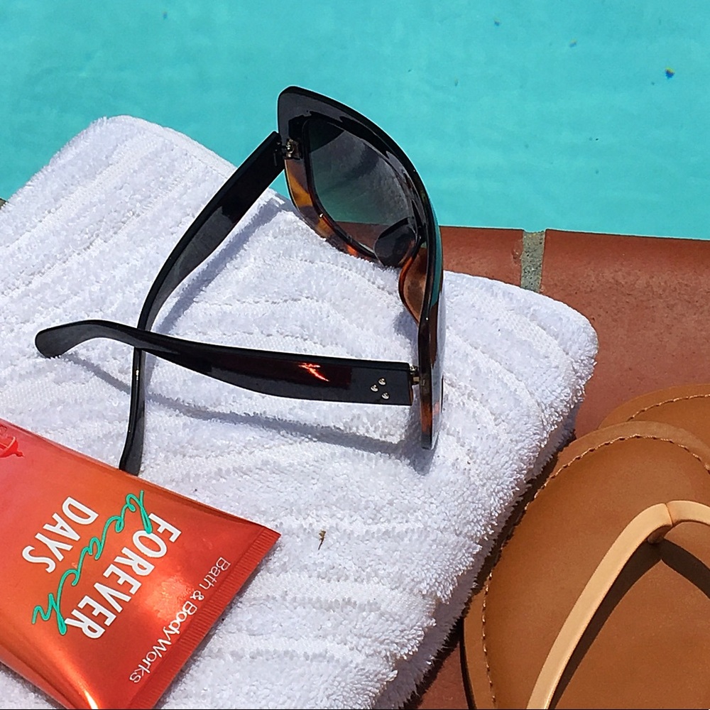 "Beach Daze" Oversized Celebrity Shield Shades - Picture 3 of 3