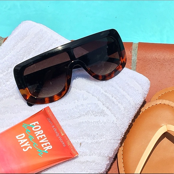 "Beach Daze" Oversized Celebrity Shield Shades - Picture 2 of 3