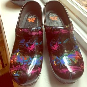 Dansko clogs - like new!! 🌸👍🏻💕🌈