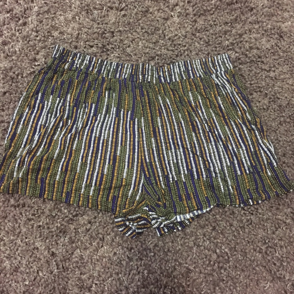NWOT H&M patterned shorts