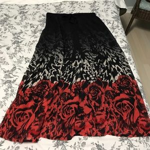Floral print Maxi skirt w elastic waist.