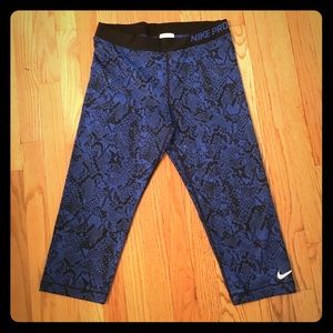 XL blue patterned Nike Pro Capri Leggings