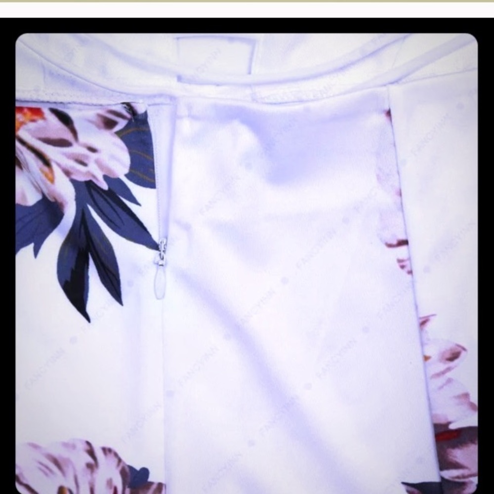 Floral 🌺backless romper - Picture 4 of 5