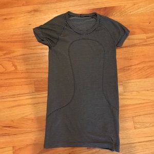 Lululemon size 4 short sleeve crew