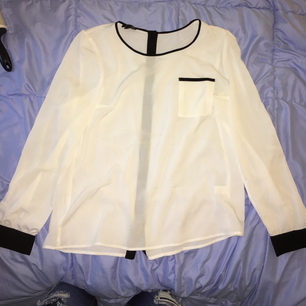 Whit/black blouse slightly sheer