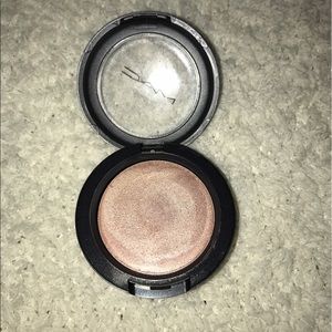MAC Cosmetics Shell cream color base