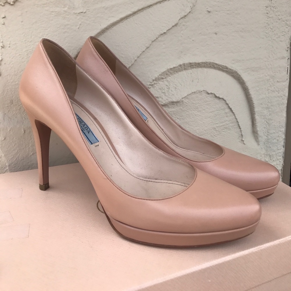 Prada nude closed platform toe 38 but fits like 7