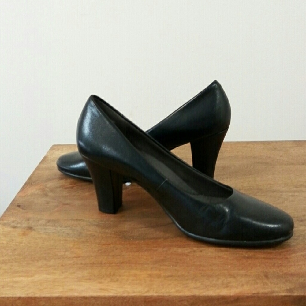 Black Leather Aerosoles Pumps