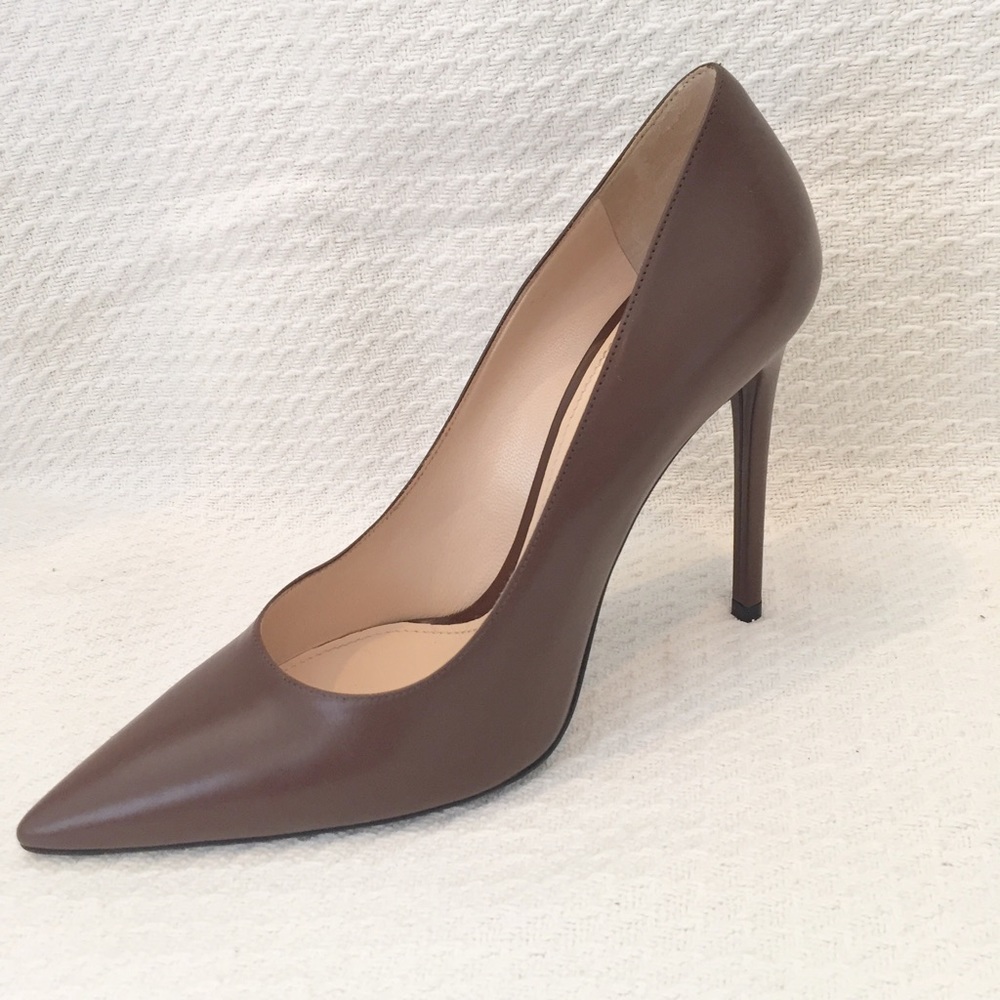 NWB Prada leather brown pumps