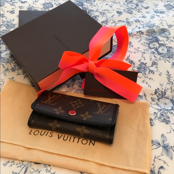 🌟SOLD🌟💯AUTH LOUIS VUITTON 6 KEY HOLDER - Picture 1 of 8