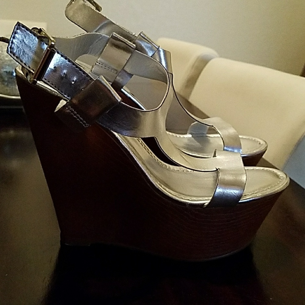 Beautiful sexy silver shoes.