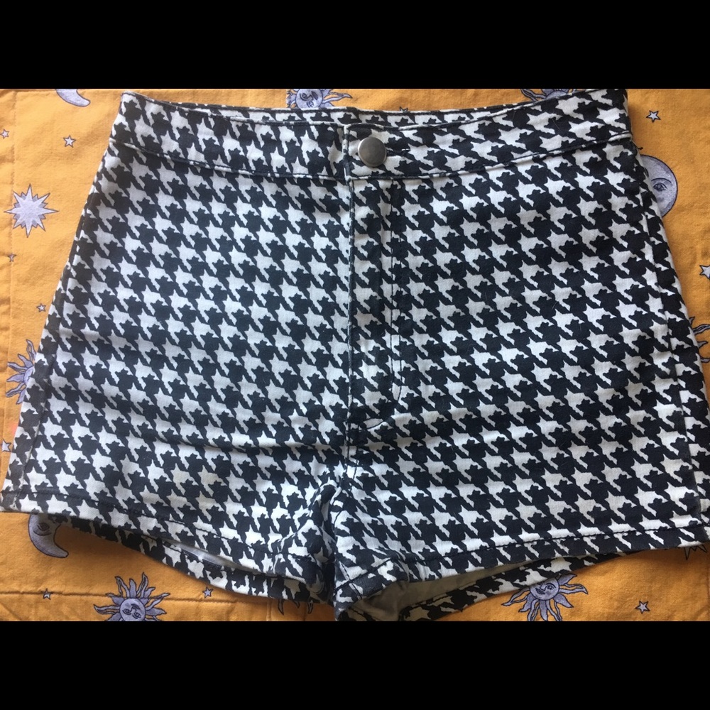 High wasted shorts black and white pattern