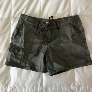 HEI HEI army green shorts