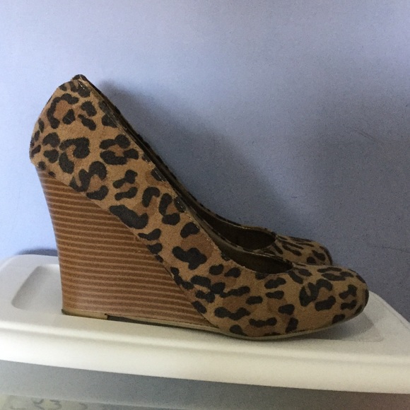 Hot Cheetah Print Wedges - Picture 2 of 3