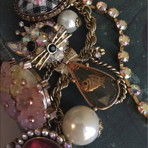 Betsey Johnson "Vintage Betsey" necklace. - Picture 2 of 4