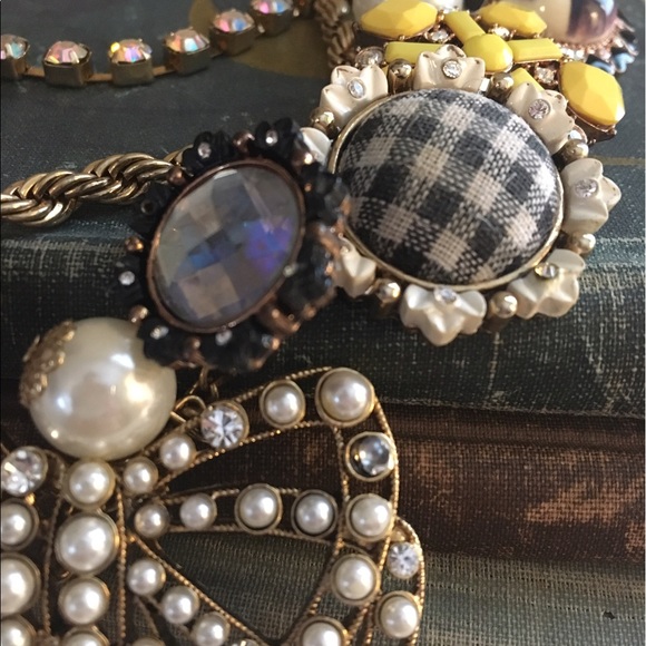 Betsey Johnson "Vintage Betsey" necklace. - Picture 4 of 4