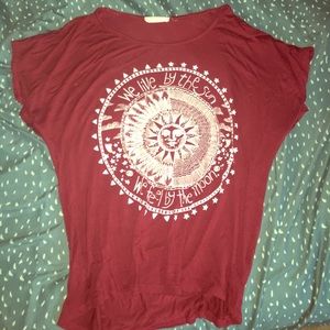 Maroon tee. Medium fit. Flowy top.