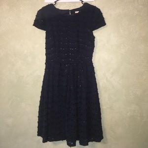 Scalloped lace o-back dress