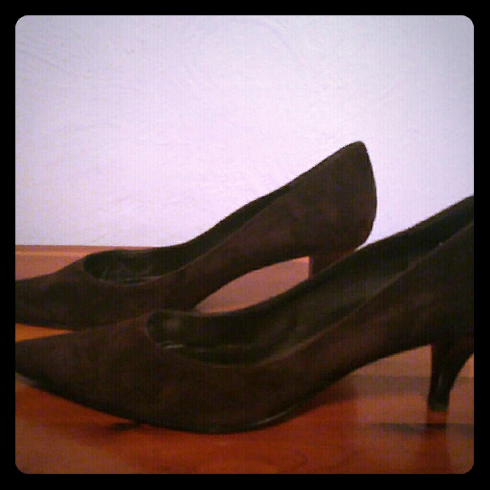 Bandalino chocolate brown suede heels 9M