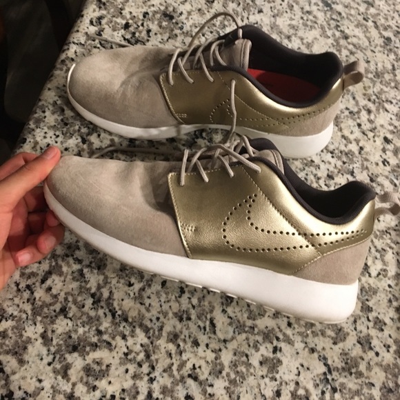 Nike Shoes - Women's Nike Roshe Run