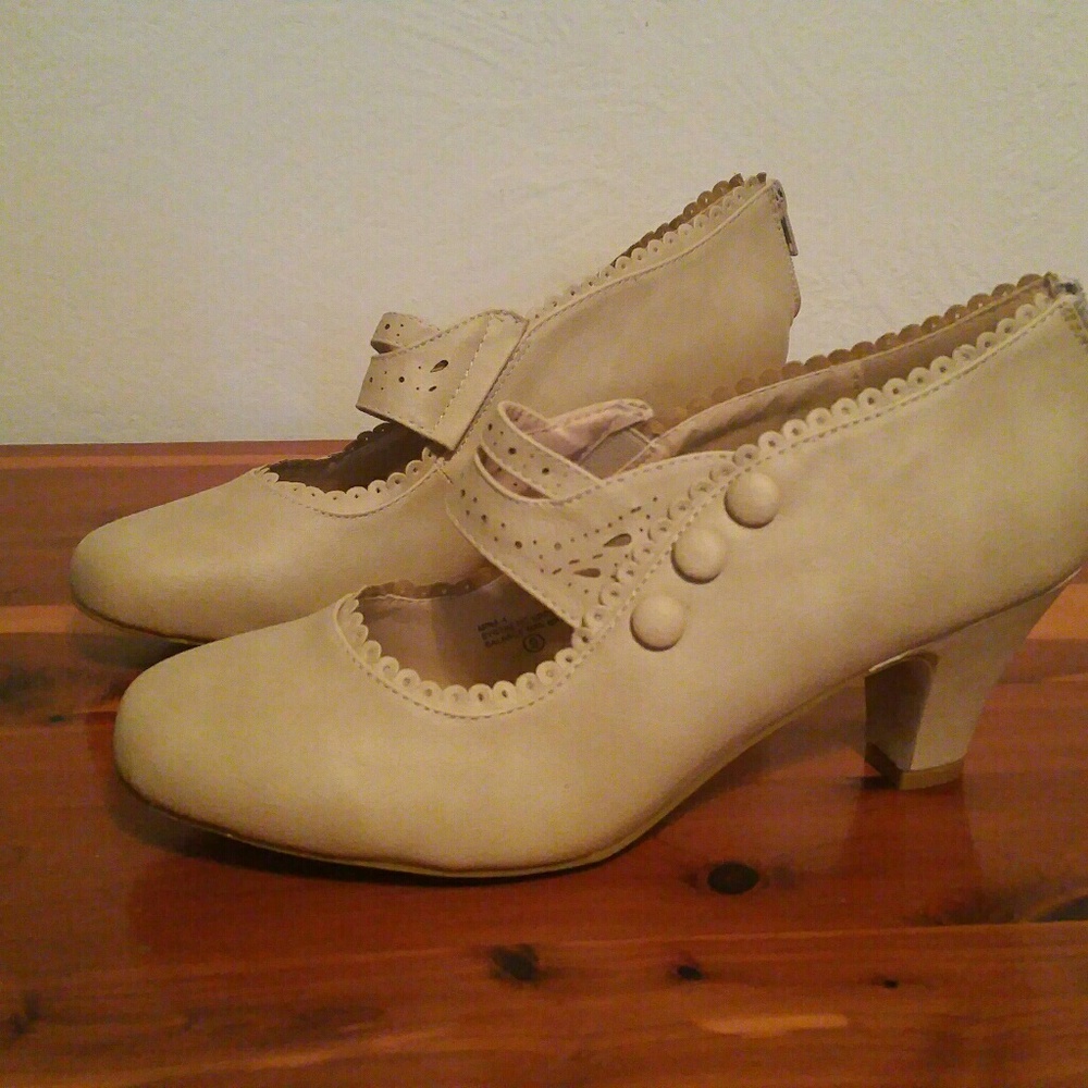 NWOB cream heels size 9M