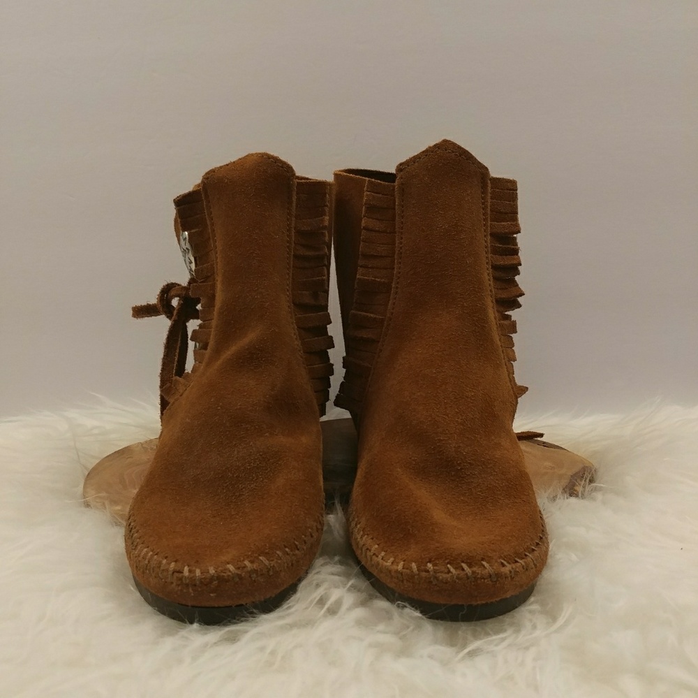NWOT Minnetonka 2 Button Hard sole Boot