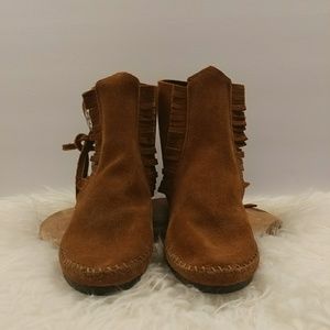 NWOT Minnetonka 2 Button Hard sole Boot