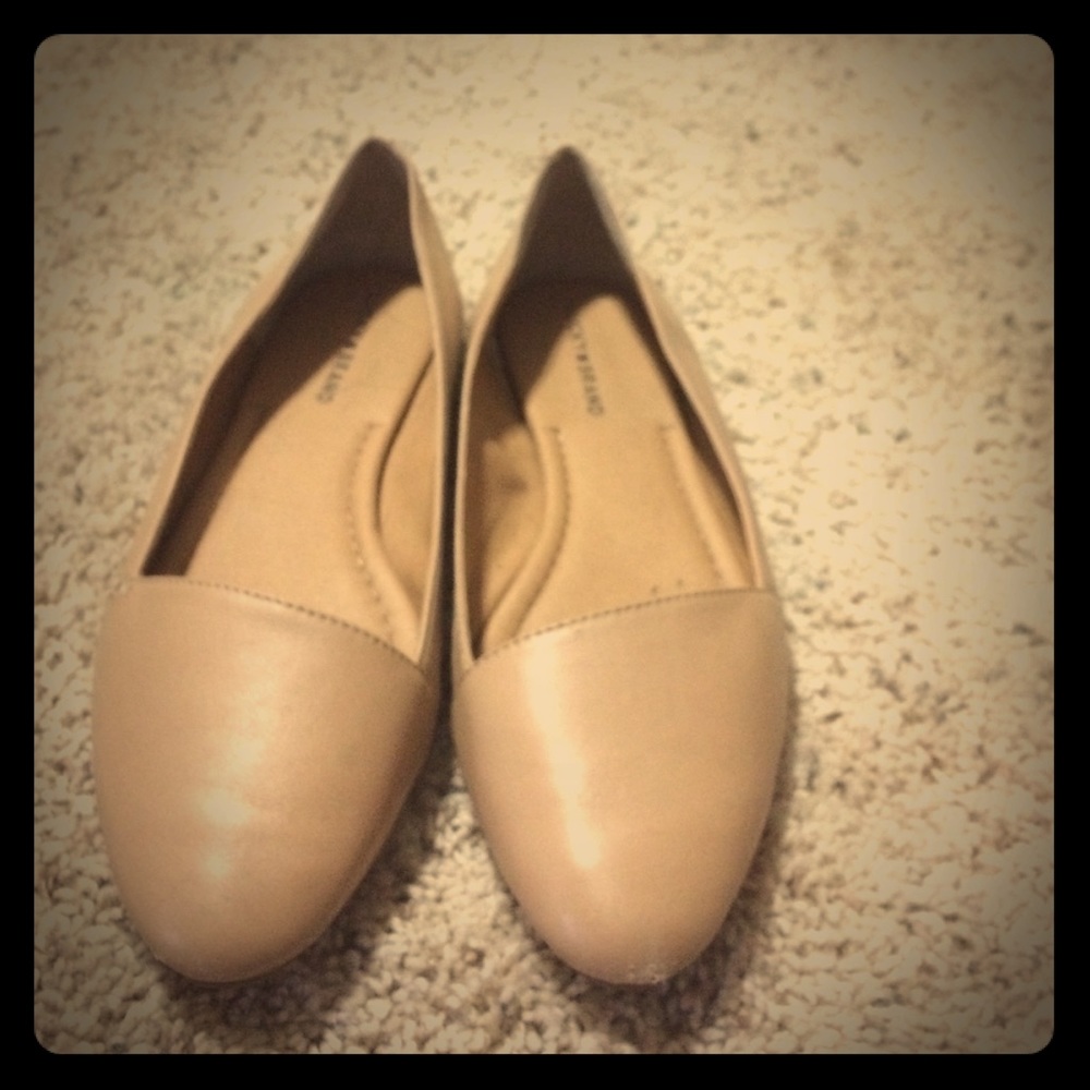 Super cute nude flats lightly worn!