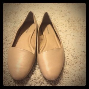 Super cute nude flats lightly worn!