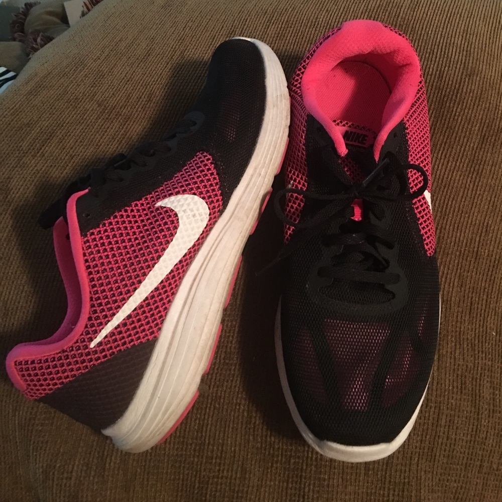 Nike sz 10 pink/black shoes EUC!!