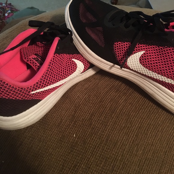 Nike sz 10 pink/black shoes EUC!! - Picture 3 of 4