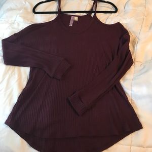 Cold shoulder thin knit sweater