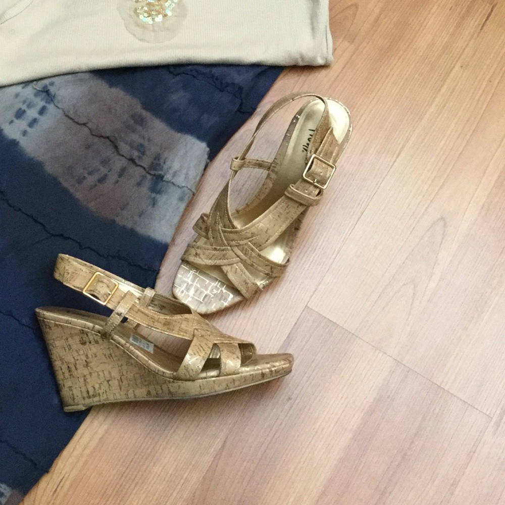💕3/$15💕 Fioni Cork Wedges