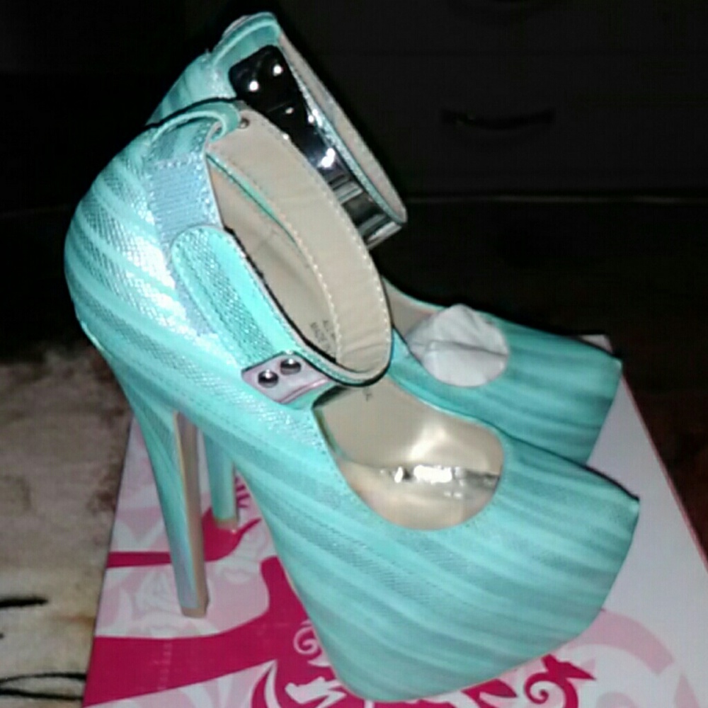 Heels - Picture 2 of 5