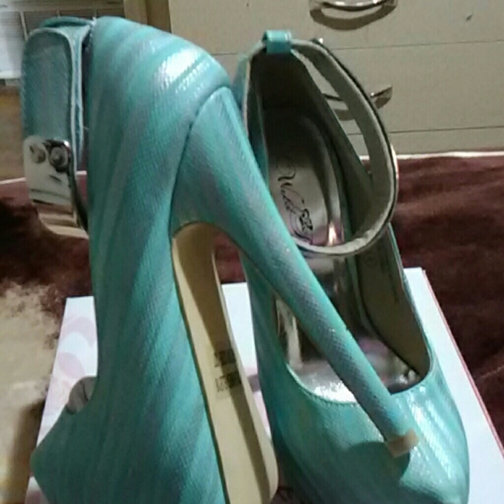 Heels - Picture 4 of 5