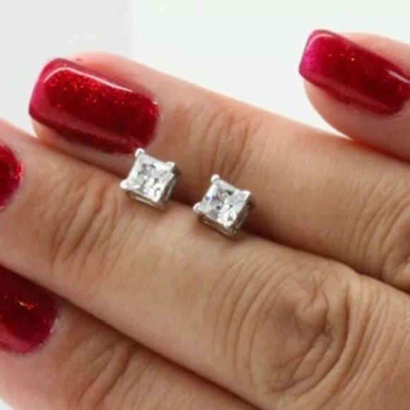 LAST ONE🌟2.0 CT Briliant Sterling Silver Studs - Picture 2 of 3