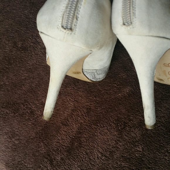 *SOLD*Jessica Simpson suede heels - Picture 5 of 7