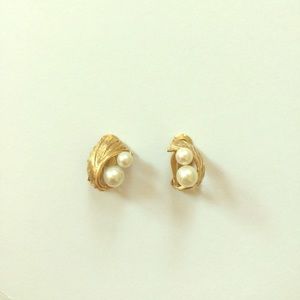 14K gold and real pearl clip on vintage earrings