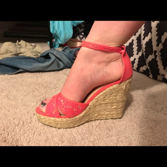 Candies brand pink wedges - Picture 3 of 3