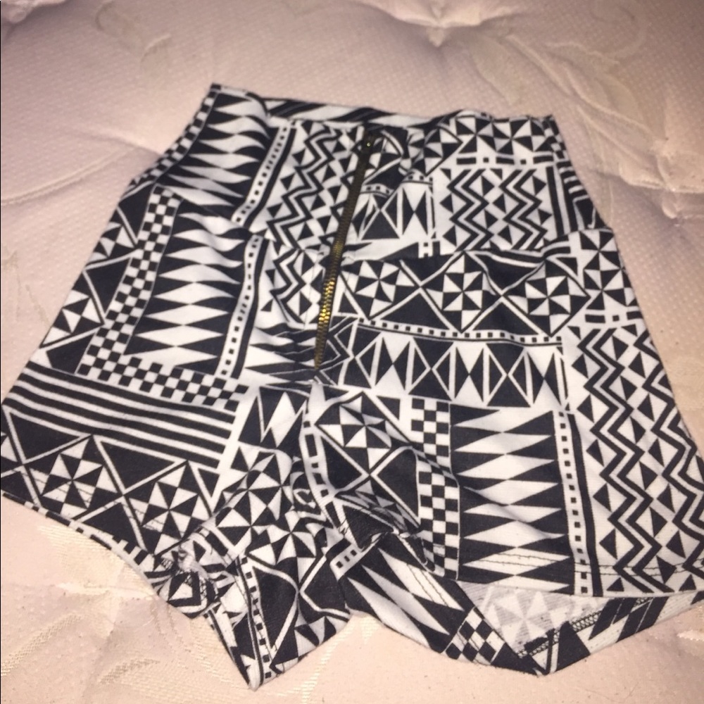 Aztec black and white stretchy Shorts !