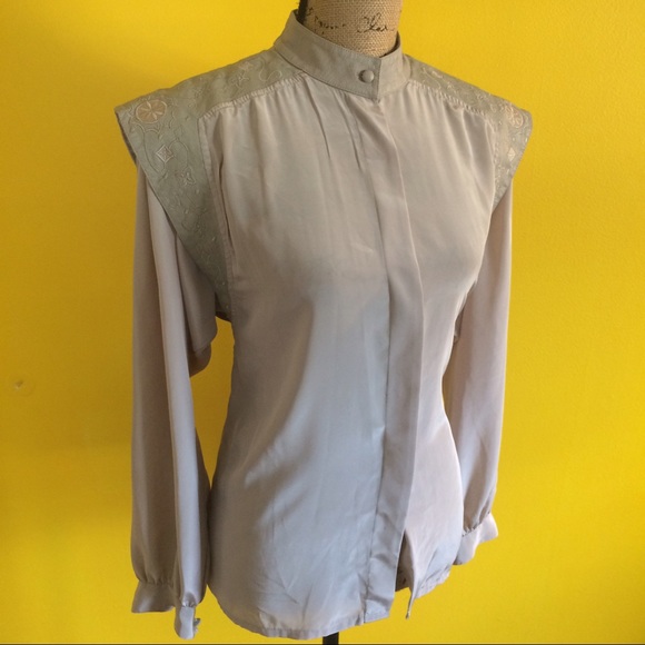 Vintage blouse w/leather-like shoulder embroidery - Picture 1 of 4
