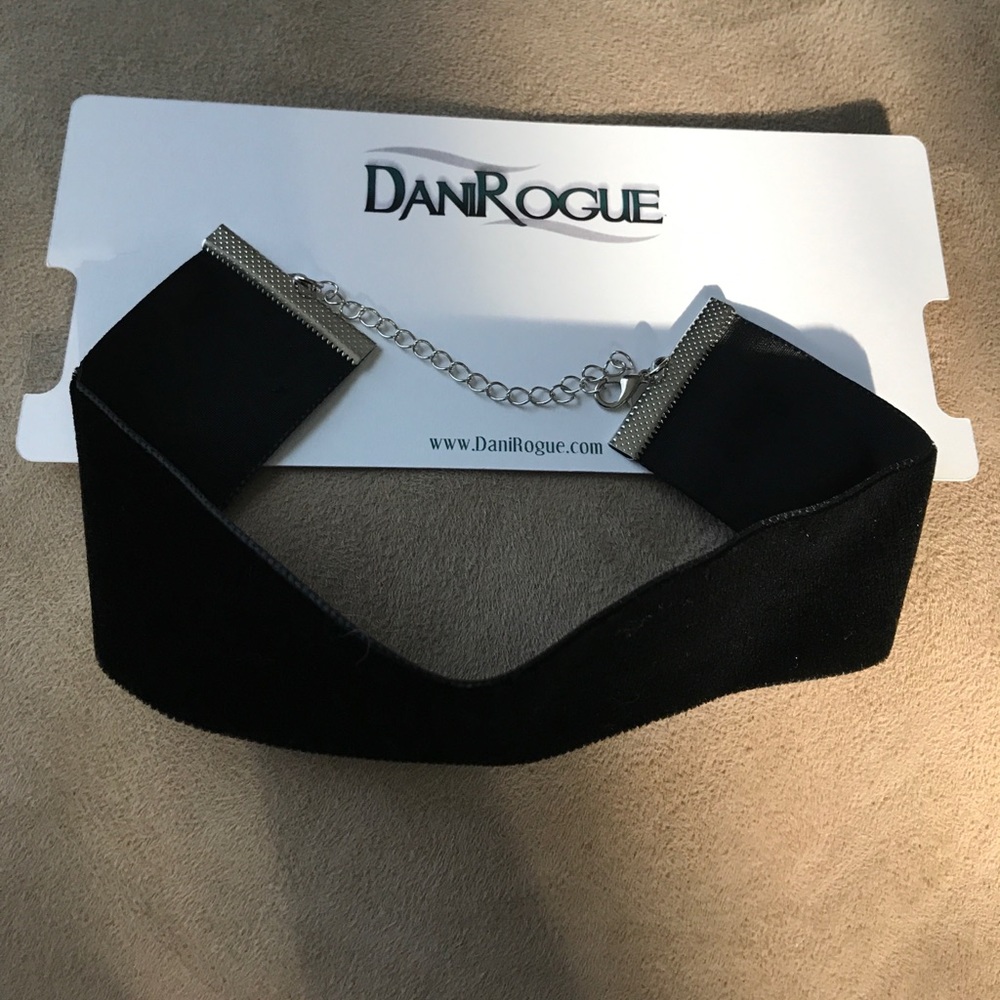 Dani Rogue velvet Choker