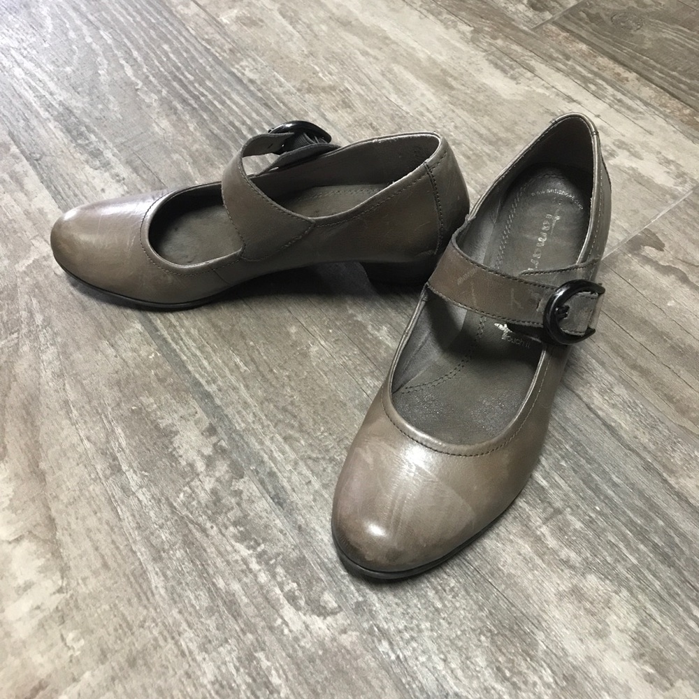 Women's leather shoes sz9