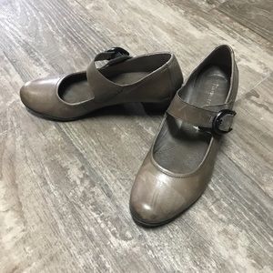 Women's leather shoes sz9