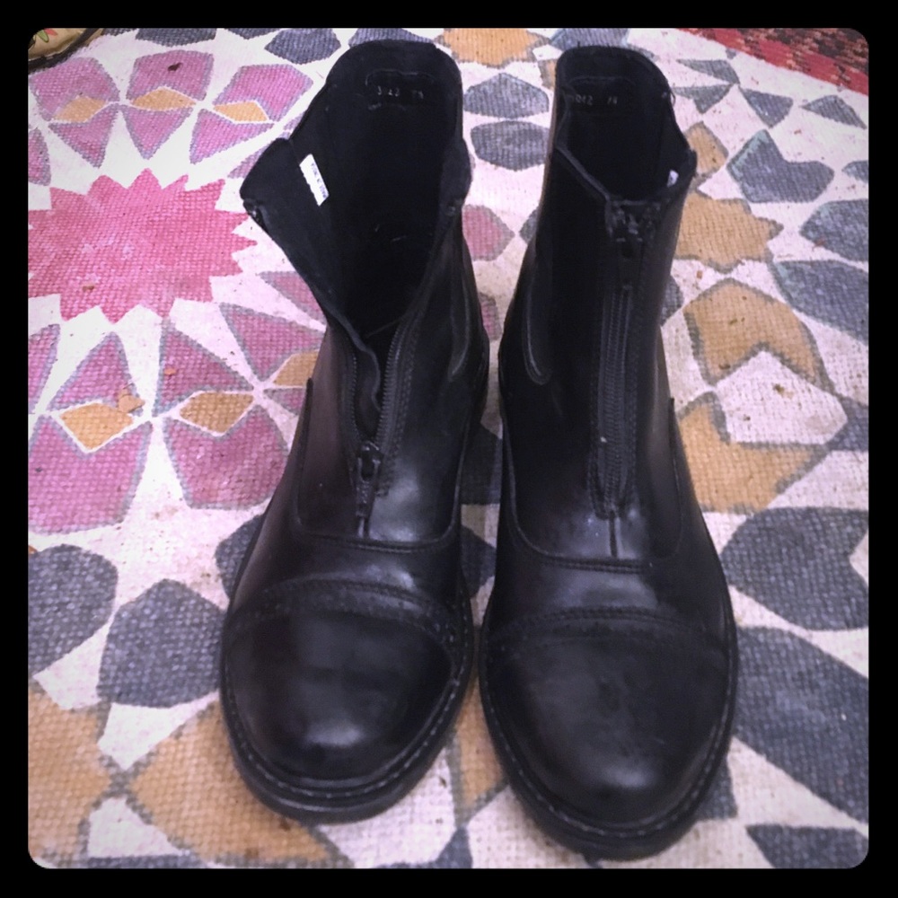 Black ankle-height paddock boots