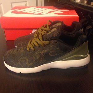 Women's Nike air max snake skin print