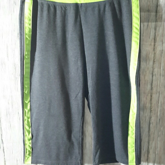 Price Cut, Workout stretch pants. 1\2 pant sz.Lg - Picture 2 of 4