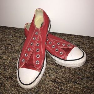 CONVERSE red low top All Stars barely worn 👟!!!!!