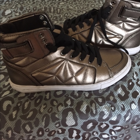 Guess metallic high tops. Size 9. Bronze color - Picture 2 of 4